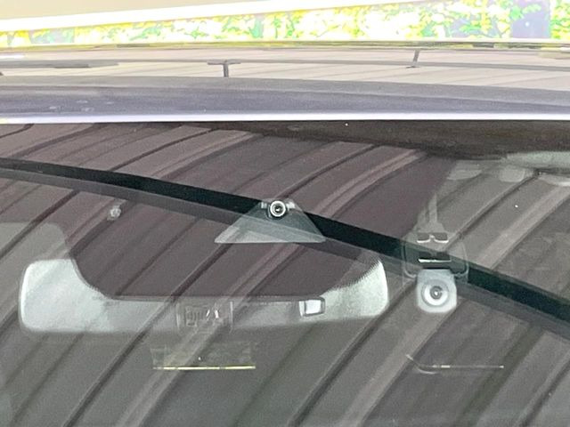 【スマートブレーキサポート】走行中に前方の車両等を認識し、衝突しそうな時は警報とブレーキで衝突回避と被害軽減をアシスト。より安全にドライブをお楽しみいただけます。