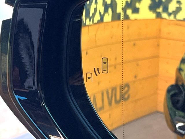 【ブラインドスポットモニター】走行中、ドアミラーの死角になりやすい箇所に後続車が接近するとサイドミラーのレンズに警告を表示!ドライバーに注意喚起をしてくれます。