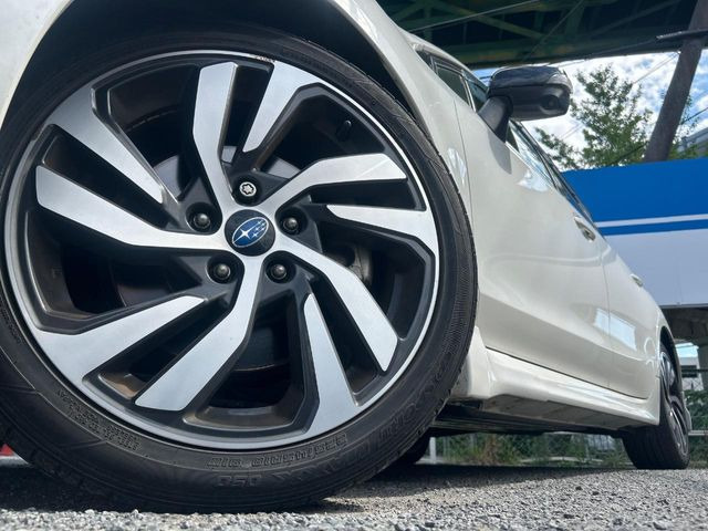 �y����18�C���`�A���~�z�C�[���z�O�ςɃ}�b�`���������A���~�z�C�[���𑕒����Ă���܂��B�e��ЊO�A���~�z�C�[����A�X�^�b�h���X�^�C�����戵�����Ă���܂��B���񂲑��k����������