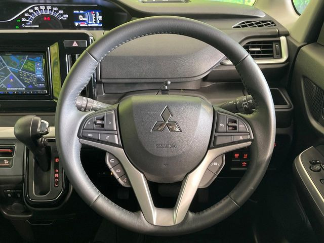 �C���e���A�ɍ��킹���f�U�C���̃X�e�A�����O�́A�^�]�������̂��Ƃ��l���A�^�]���₷���`��A�傫���ł��B�����x�A���ۂɐG���Ă��m���߂��������B