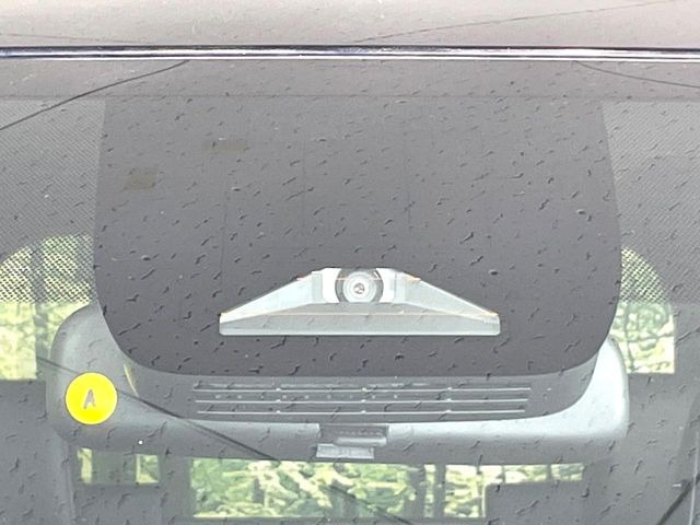 【トヨタセーフティセンス】走行中に前方の車両等を認識し、衝突しそうな時は警報とブレーキで衝突回避と被害軽減をアシスト。より安全にドライブをお楽しみいただけます。