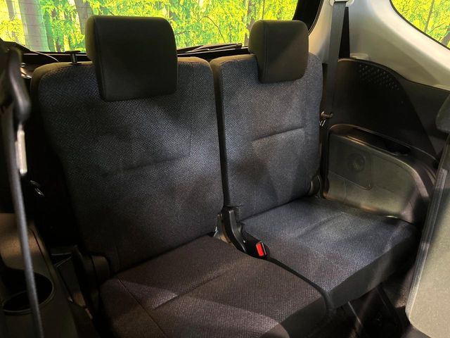 3列目シートはもちろん状態良好☆大人でもゆったりと座って頂けますので、大人数でのお出かけもラクラクです♪ご家族で、気の知れた仲間で、ドライブに行くのが楽しみですね♪