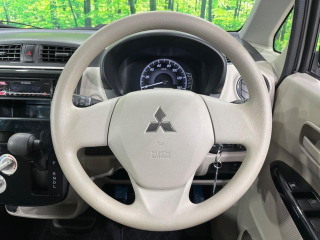 �C���e���A�ɍ��킹���f�U�C���̃X�e�A�����O�́A�^�]�������̂��Ƃ��l���A�^�]���₷���`��A�傫���ł��B�����x�A���ۂɐG���Ă��m���߂��������B