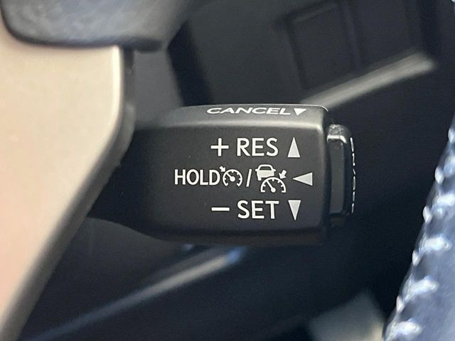 【レーダークルーズコントロール】高速道路での長距離走行が楽に!!自動で速度を保つクルーズコントロールが、衝突軽減システムと連携し、前方の車両を感知して車間を保つように速度調節してくれます!!