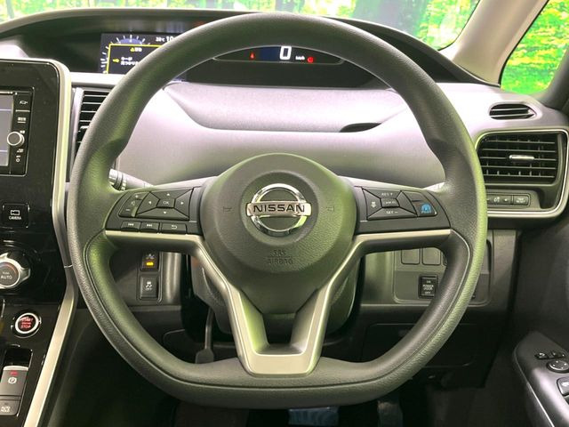 �C���e���A�ɍ��킹���f�U�C���̃X�e�A�����O�́A�^�]�������̂��Ƃ��l���A�^�]���₷���`��A�傫���ł��B�����x�A���ۂɐG���Ă��m���߂��������B