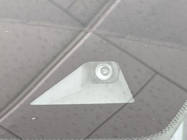 【エマージェンシーブレーキ】走行中に前方の車両等を認識し、衝突しそうな時は警報とブレーキで衝突回避と被害軽減をアシスト。より安全にドライブをお楽しみいただけます。