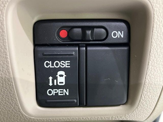 【パワースライドドア】スマートキーや運転席のスイッチでスライドドアの開閉が可能♪電動だから力を入れてドアを開ける必要が無く、小さいお子様でも、重い荷物を持っている時もラクに開け閉めできます♪