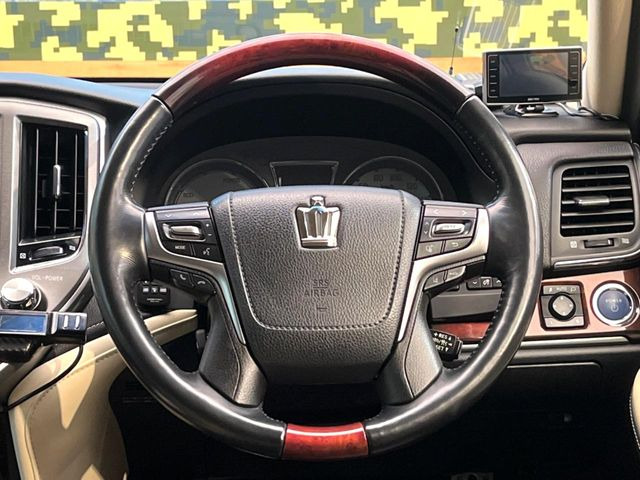 �C���e���A�ɍ��킹���f�U�C���̃X�e�A�����O�́A�^�]�������̂��Ƃ��l���A�^�]���₷���`��A�傫���ł��B�����x�A���ۂɐG���Ă��m���߂��������B