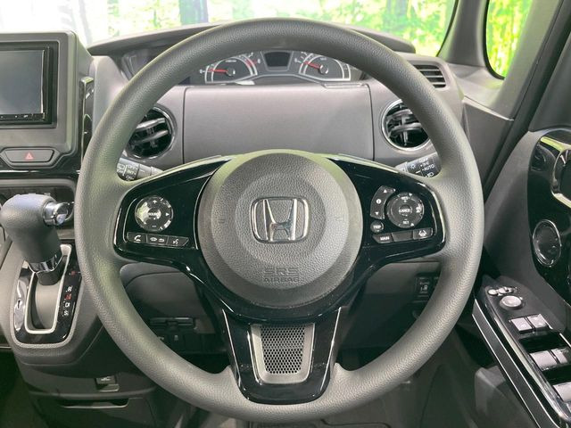 インテリアに合わせたデザインのステアリングは、運転される方のことも考え、運転しやすい形状、大きさです。是非一度、実際に触ってお確かめください。