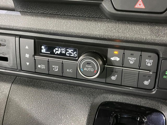 【オートエアコン】一度お好みの温度に設定すれば、車内の温度を検知し風量や温度を自動で調整。暑い&hellip;寒い&hellip;と何度もスイッチ操作をする必要はありません。快適な車内空間には必須の機能ですね♪