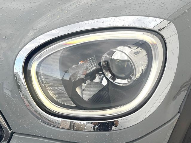 ●LEDヘッドライト:夜間走行時も良好な視界を確保し安心して運転できる高輝度LEDヘッドライトを装備!点灯速度が早く、消費電力も抑えられています。