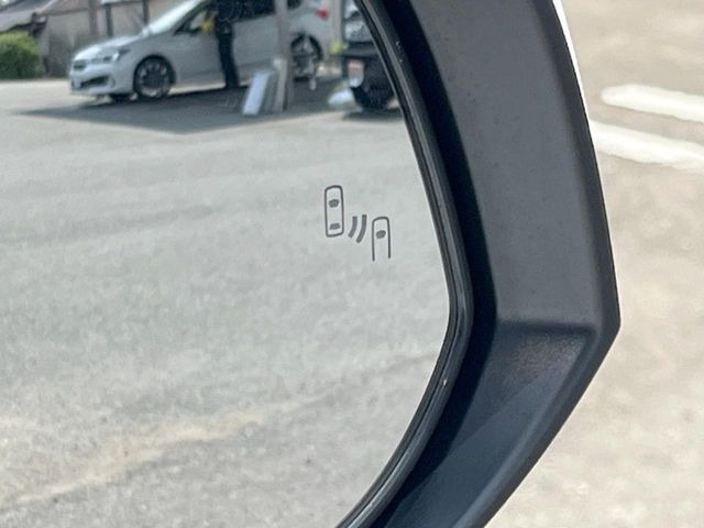 【ブラインドスポットモニター】走行中、ドアミラーの死角になりやすい箇所に後続車が接近するとサイドミラーのレンズに警告を表示!ドライバーに注意喚起をしてくれます。