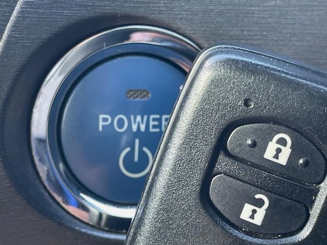 便利なキーレス&プッシュスタートシステム♪この電子キーを携帯しているだけで簡単にエンジンの始動やドアの解錠、施錠が可能です!また万が一の時も安心なエンジンイモビライザーもついてます!