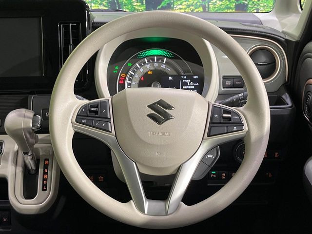 �C���e���A�ɍ��킹���f�U�C���̃X�e�A�����O�́A�^�]�������̂��Ƃ��l���A�^�]���₷���`��A�傫���ł��B�����x�A���ۂɐG���Ă��m���߂��������B