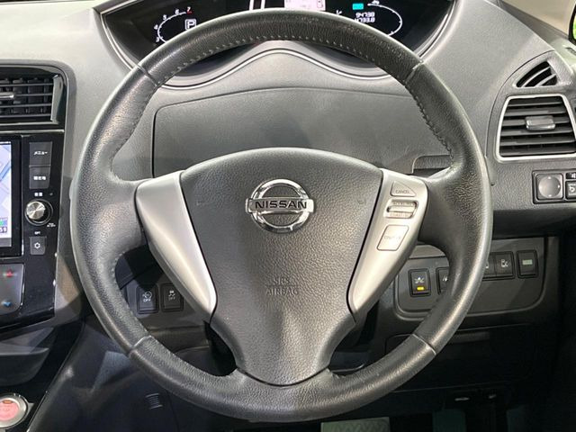 �C���e���A�ɍ��킹���f�U�C���̃X�e�A�����O�́A�^�]�������̂��Ƃ��l���A�^�]���₷���`��A�傫���ł��B�����x�A���ۂɐG���Ă��m���߂��������B
