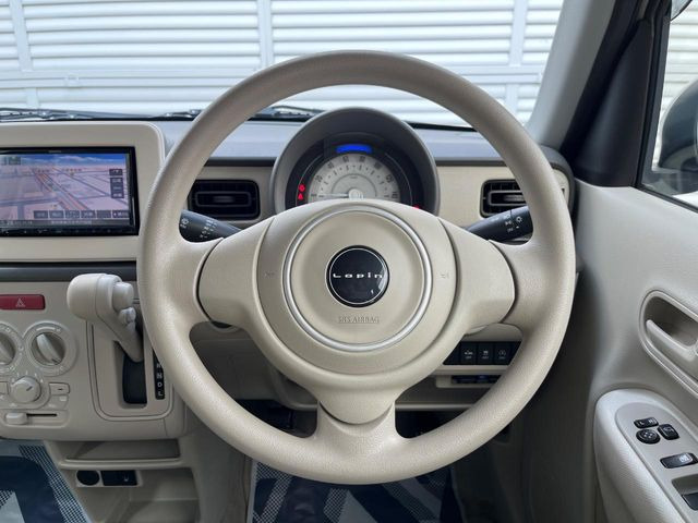 �C���e���A�ɍ��킹���f�U�C���̃X�e�A�����O�́A�^�]�������̂��Ƃ��l���A�^�]���₷���`��A�傫���ł��B�����x�A���ۂɐG���Ă��m���߂��������B