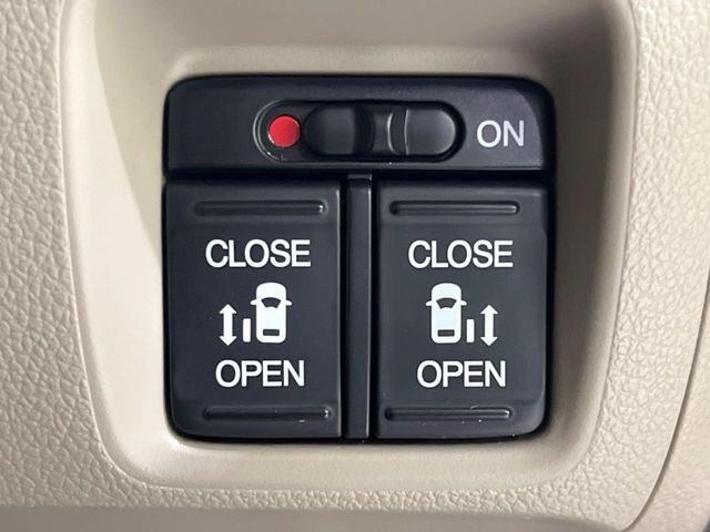 【両側パワースライドドア】スマートキーや運転席のスイッチで後席両側スライドドアの開閉が可能♪電動だから力を入れてドアを開ける必要が無く、小さなお子様でも簡単に開け閉めでき快適です♪
