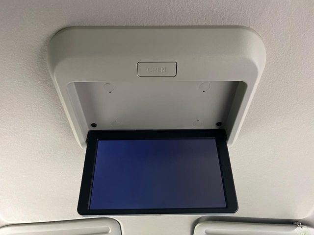 【フリップダウンモニター】大画面モニターで後席でもエンタメをお楽しみいただけます。小さなお子様にも大人気の装備です♪