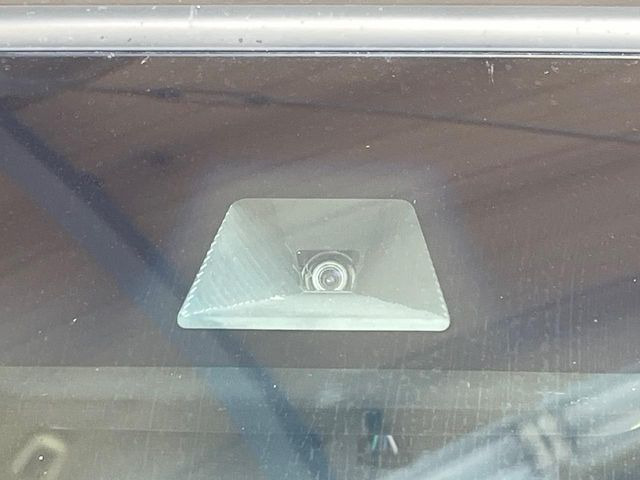 【ホンダセンシング】走行中に前方の車両等を認識し、衝突しそうな時は警報とブレーキで衝突回避と被害軽減をアシスト。より安全にドライブをお楽しみいただけます。