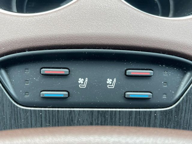 【シートヒーター&ベンチレーション】夏場は涼しい風でお尻や背中の熱やムレを防ぎ、冬はエアコンよりも早く温まってポカポカに!季節を問わず快適に過ごせます。