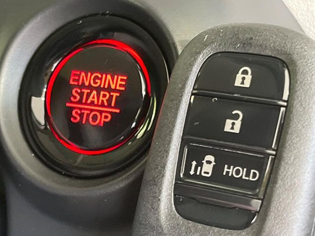 �yHonda�X�}�[�g�L�[�z�J�o����|�P�b�g�ɓ��ꂽ�܂܂ł��h�A�̎{���E�������\�ȃX�}�[�g�L�[�𑕔��B�G���W���̃I���E�I�t�����J�M�����o���K�v����������Ƃ��Ă��֗��ł���