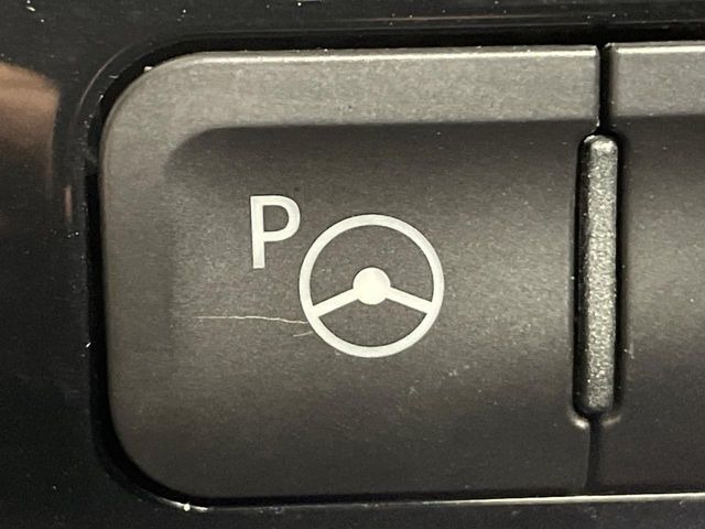 【駐車支援システム】駐車スペースを検知し、スムーズな駐車をアシスト。狭いスペースへの駐車など、駐車に自信の無い方におすすめの機能です♪