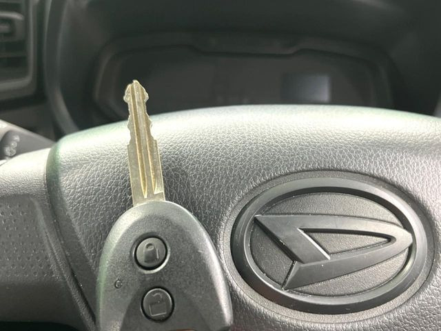 【キーレス】少し離れた場所からでもボタン一つでドアの開錠・施錠ができるのでとっても便利!ドアの鍵穴周りに傷をつけることもありません♪