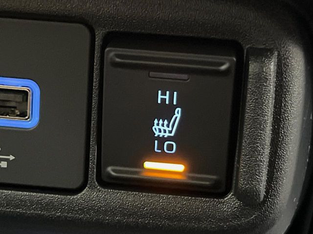 【シートヒーター】寒い日に重宝するシートヒーター!エアコンより早く温まってくれるので寒がりの人も安心ですね♪エアコンの温風は乾燥するから苦手、という方にもをおすすめです。