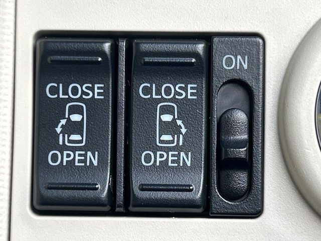 【両側パワースライドドア】スマートキーや運転席のスイッチで後席両側スライドドアの開閉が可能♪電動だから力を入れてドアを開ける必要が無く、小さなお子様でも簡単に開け閉めでき快適です♪