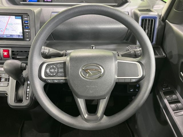 �C���e���A�ɍ��킹���f�U�C���̃X�e�A�����O�́A�^�]�������̂��Ƃ��l���A�^�]���₷���`��A�傫���ł��B�����x�A���ۂɐG���Ă��m���߂��������B
