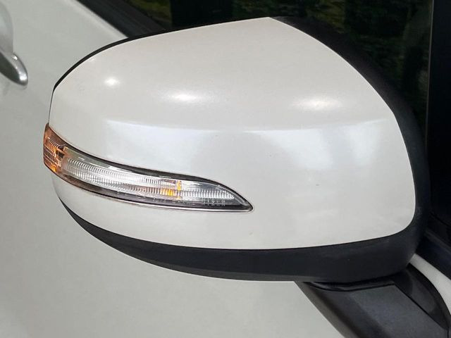 【電動格納ミラー】サイドミラーは電動格納式となっており、狭い駐車場でもキズがつくリスクを抑えられます。