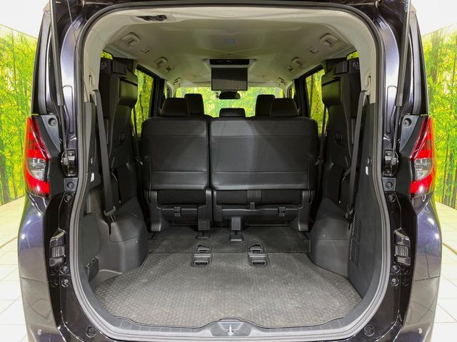 後席を格納すると、これだけの広さが!シーンに合わせたシートアレンジで、大きな荷物も積むことが出来ます♪