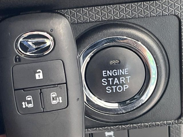 【キーフリーシステム】カバンやポケットに入れたままでもドアの施錠・解錠が可能なスマートキーを装備。エンジンのオン・オフ時もカギを取り出す必要が無いからとっても便利です♪
