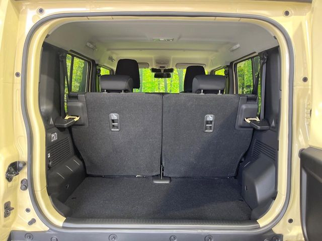 普段のお買い物や通勤、送迎等に十分な荷室スペースを確保しております。セカンドシートを倒すと、大きな荷物の積載も可能です♪