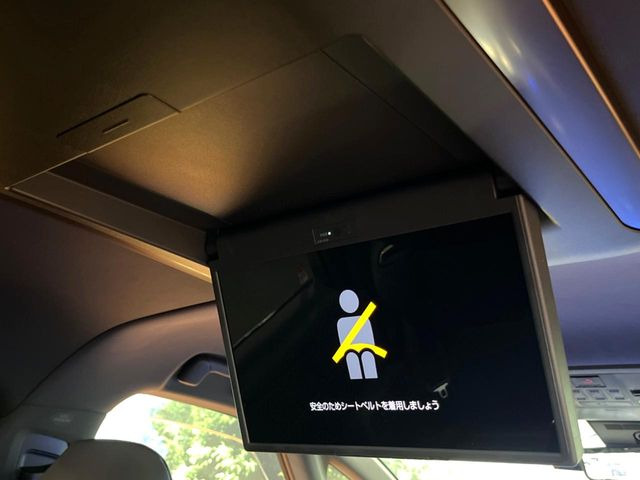 【フリップダウンモニター】大画面モニターで後席でもエンタメをお楽しみいただけます。小さなお子様にも大人気の装備です♪