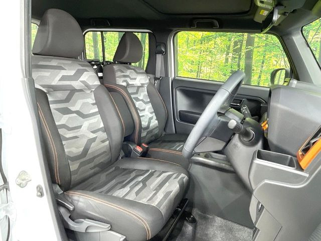 運転席シート廻りは使用感も少なく、良好な状態となっています。前オーナー様が丁寧に使っていたことがよくわかりますね。