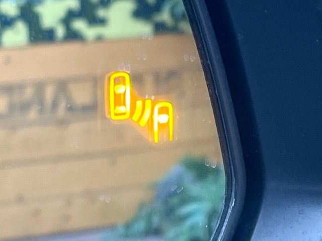 【ブラインドスポットモニター】走行中、ドアミラーの死角になりやすい箇所に後続車が接近するとサイドミラーのレンズに警告を表示!ドライバーに注意喚起をしてくれます。