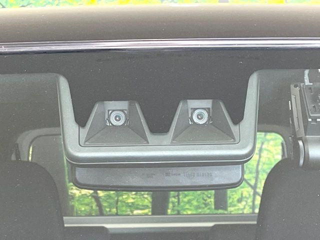 【スマートアシスト】走行中に前方の車両等を認識し、衝突しそうな時は警報とブレーキで衝突回避と被害軽減をアシスト。より安全にドライブをお楽しみいただけます。