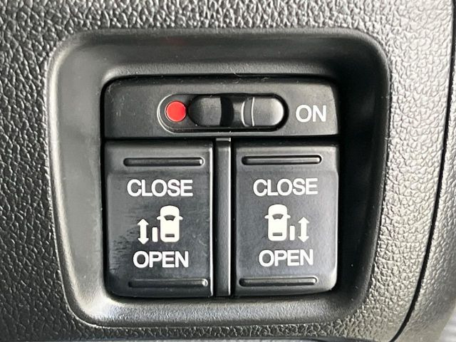 【両側パワースライドドア】スマートキーや運転席のスイッチで後席両側スライドドアの開閉が可能♪電動だから力を入れてドアを開ける必要が無く、小さなお子様でも簡単に開け閉めでき快適です♪