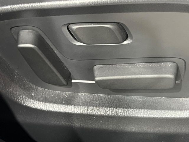 【パワーシート】スイッチ一つで簡単にシートの微調整が可能!電動だから力もいりません!快適なシートポジションにセットして、快適なドライブをお楽しみください。