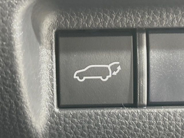 【パワーバックドア】スマートキーや運転席のボタンを押すだけでリアゲートが自動で開閉します!荷物を持っている時や、高い位置にあるバックドアを閉める際に便利な機能です♪