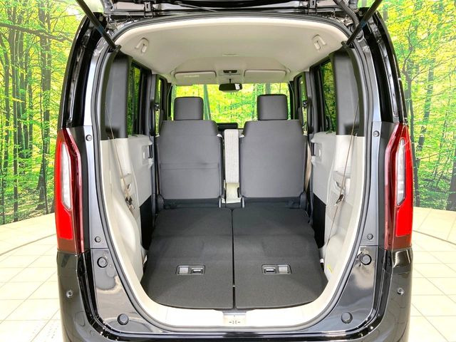 普段のお買い物や通勤、送迎等に十分な荷室スペースを確保しております。セカンドシートを倒すと、大きな荷物の積載も可能です♪