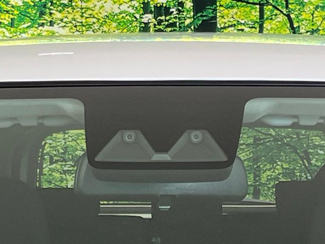 【スマートアシスト】走行中に前方の車両等を認識し、衝突しそうな時は警報とブレーキで衝突回避と被害軽減をアシスト。より安全にドライブをお楽しみいただけます。