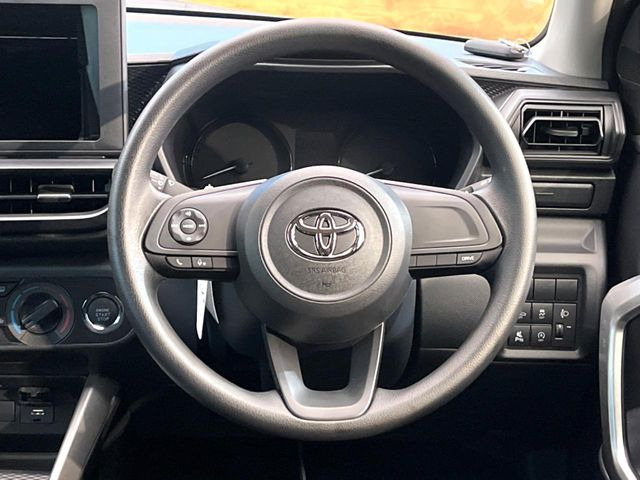 �C���e���A�ɍ��킹���f�U�C���̃X�e�A�����O�́A�^�]�������̂��Ƃ��l���A�^�]���₷���`��A�傫���ł��B�����x�A���ۂɐG���Ă��m���߂��������B