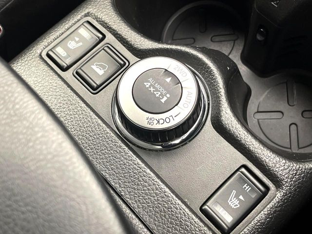 【オールモード4&times;4】2WD/4WDモードを手軽に切り替え可能。燃費重視の2WD、スタック時に役立つLOCK、AUTOモードでは4WDの配分を自動で調整し、路面状況を問わず安定した走りをサポート