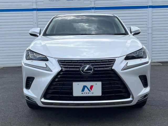 弊社では、全車『修復歴なし』のお車のみ取り扱っております。専任バイヤーによる厳選した仕入れの後、入庫後の車両チェックを行い、ネクステージが認定した高品質な中古車をご提供しております。