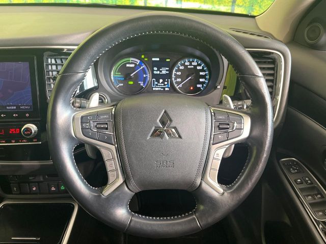 �C���e���A�ɍ��킹���f�U�C���̃X�e�A�����O�́A�^�]�������̂��Ƃ��l���A�^�]���₷���`��A�傫���ł��B�����x�A���ۂɐG���Ă��m���߂��������B