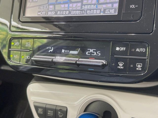 【オートエアコン】一度お好みの温度に設定すれば、車内の温度を検知し風量や温度を自動で調整。暑い&hellip;寒い&hellip;と何度もスイッチ操作をする必要はありません。快適な車内空間には必須の機能ですね♪