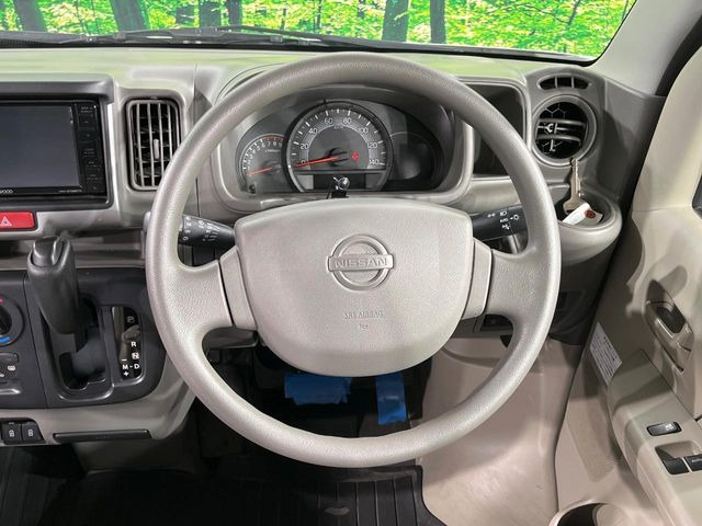 �C���e���A�ɍ��킹���f�U�C���̃X�e�A�����O�́A�^�]�������̂��Ƃ��l���A�^�]���₷���`��A�傫���ł��B�����x�A���ۂɐG���Ă��m���߂��������B