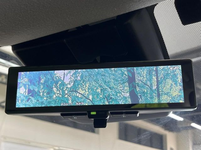 【インテリジェントルームミラー】後席の大きな荷物や同乗者で後方が確認しづらい時でも安心!カメラが撮影した車両後方の映像をルームミラー内に表示。クリアな視界で状況の確認が可能です!